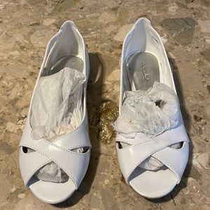 Brand new American Eagle white flats
